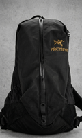 Arc'teryx Arro 22 — Mochila Urbana y Trekking | Color Negro