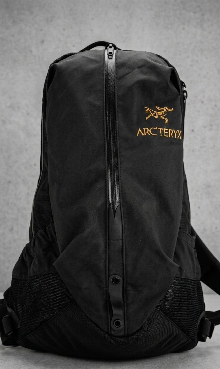 Arc'teryx Arro 22 — Mochila Urbana y Trekking | Color Negro