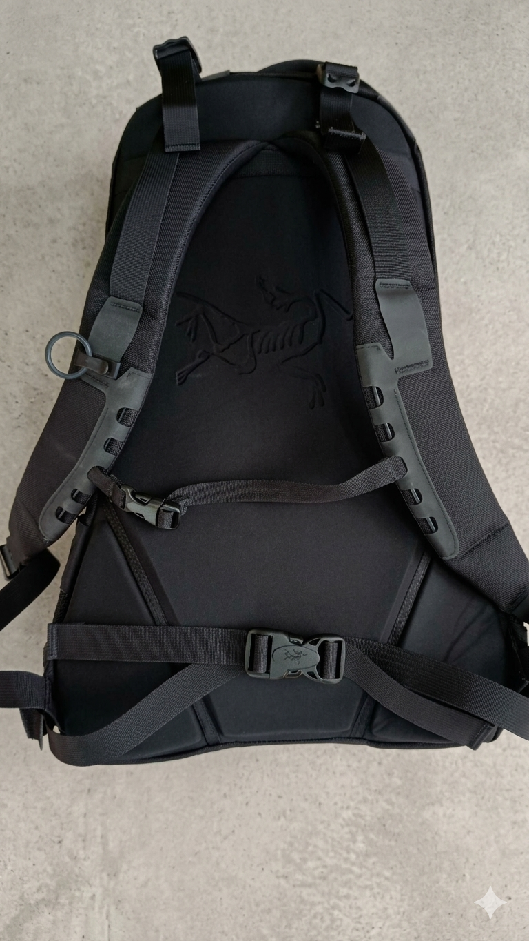 Arc'teryx Arro 22 — Mochila Urbana y Trekking | Color Negro