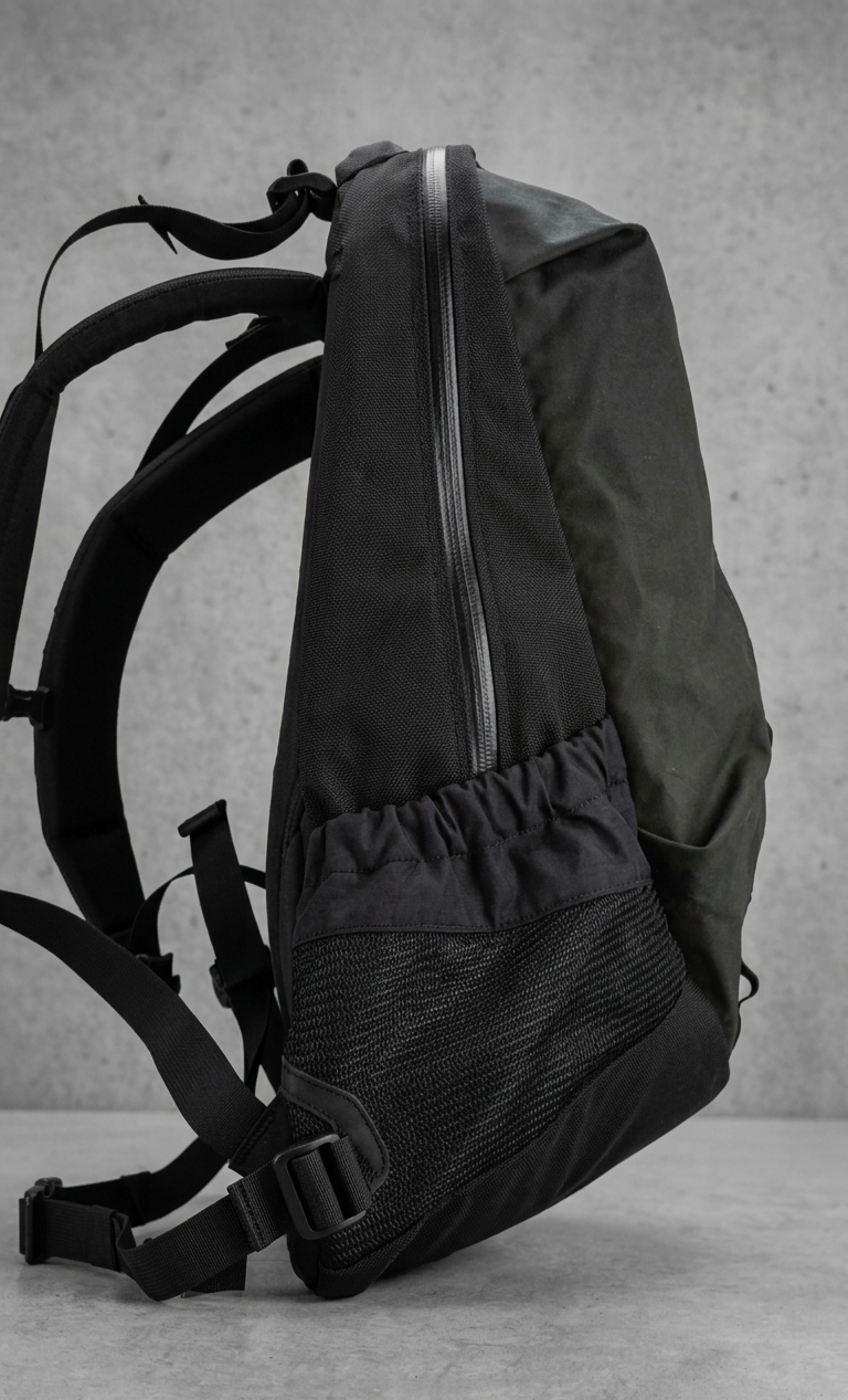 Arc'teryx Arro 22 — Mochila Urbana y Trekking | Color Negro